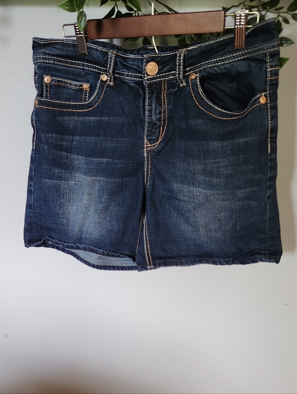 Seven Embroidered Pockets Jean Shorts - Picture 6 of 9